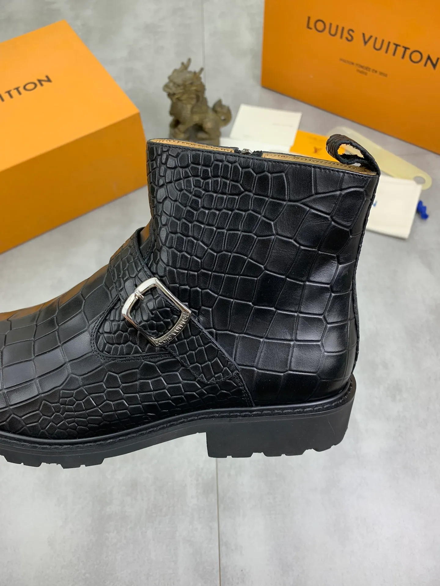Men's shoes 💰P640 💰【New】🆘Water-dyed cow lining LV Louis Vuitton business high-top leather shoes, made of original imported Italian 🇮🇹 open-edge bead-rubbed open-edge bead cowhide, full cowhide lining, carefully handmade by professional shoemakers, the original version is specially designed for wear-resistant outsole. Standard code: 38-45 3⃣️color🉑️select